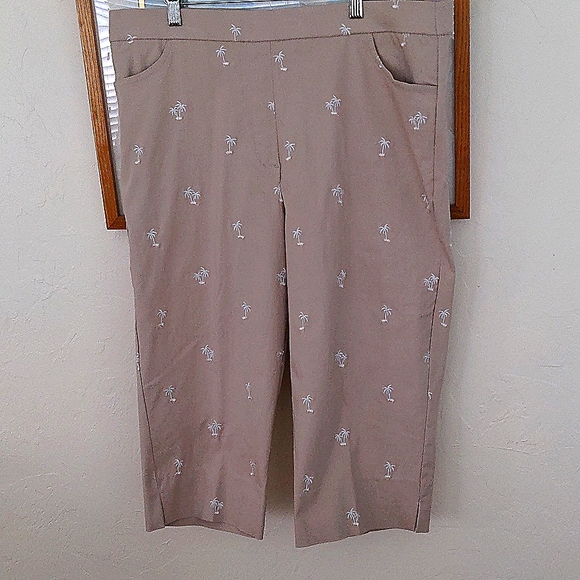 PRICE DROP    Alfred Dunner Key Largo Palm Tree Clam Digger Capris - SZ 14. $8 - Picture 1 of 5
